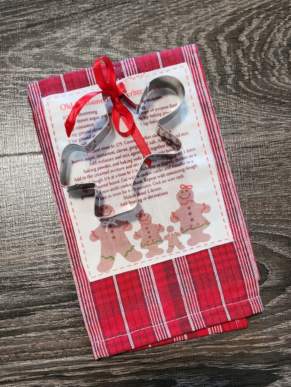 🎉 Holiday Tea Towel & Gingerbread Cookie Cutter Set 🎉